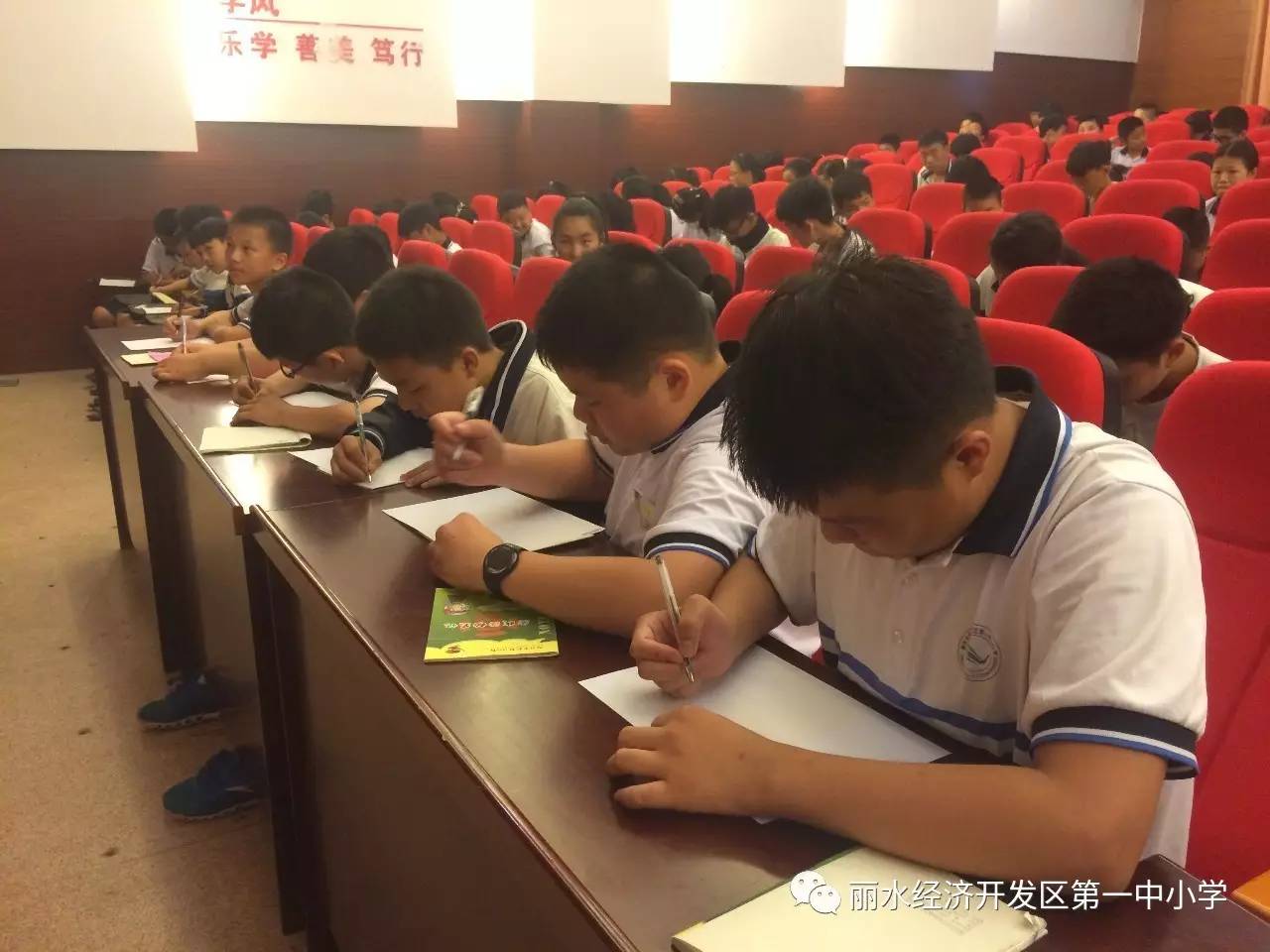 学生玩手机游戏上课违法吗_上课玩手机犯法_上课玩手机违反了什么