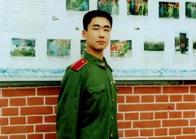 五岁男孩玩手机游戏后果_玩手机的小男孩_后果男孩玩手机游戏怎么办