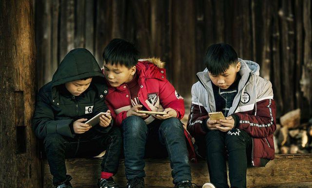 要小孩玩手机游戏怎么办_小孩玩手机游戏的危害视频_小孩要不要给他玩手机游戏