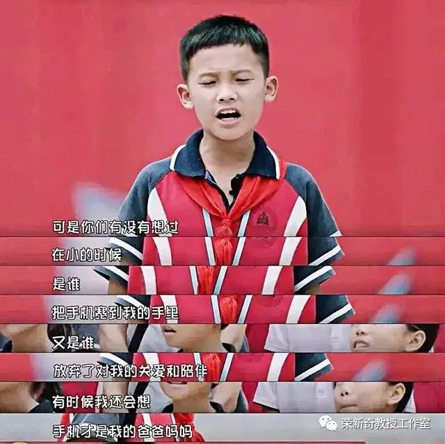 要小孩玩手机游戏怎么办_小孩要不要给他玩手机游戏_小孩玩手机游戏的危害视频