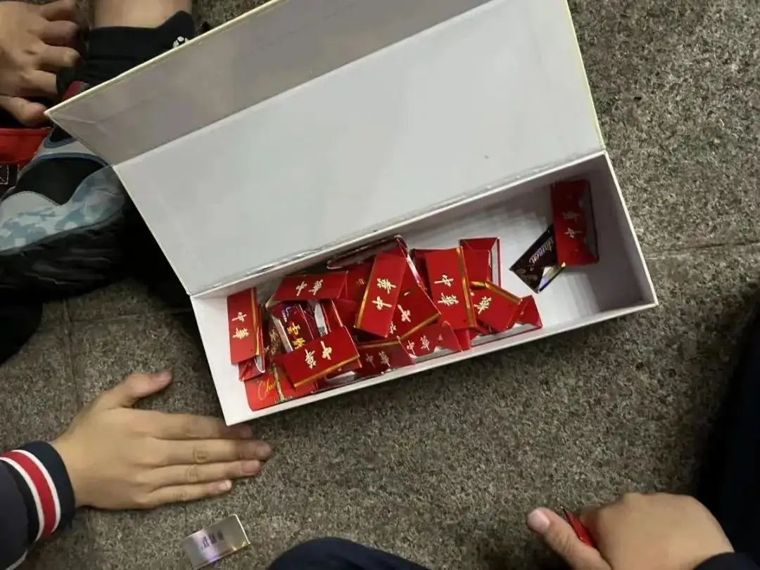 小孩玩手机游戏的危害视频_要小孩玩手机游戏怎么办_小孩要不要给他玩手机游戏