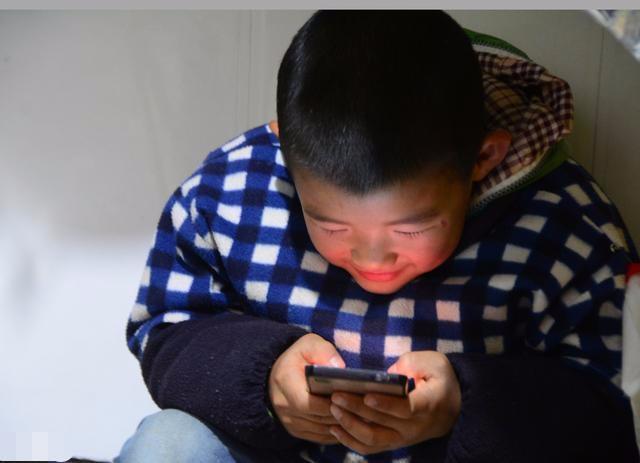 小孩儿打游戏摔手机图片_摔小孩事件小孩怎么样了_摔跤小孩图片